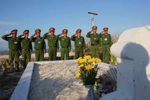 Đoàn Học viện CSND viếng mộ các anh hùng liệt sỹ trên đảo Trường Sa Lớn.